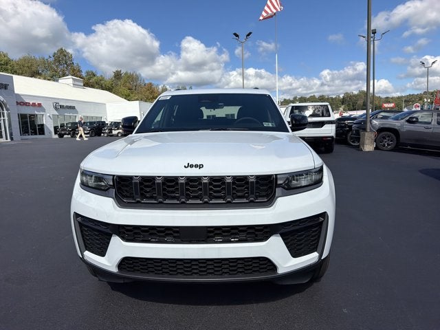2027 Jeep Grand Cherokee Laredo Altitude