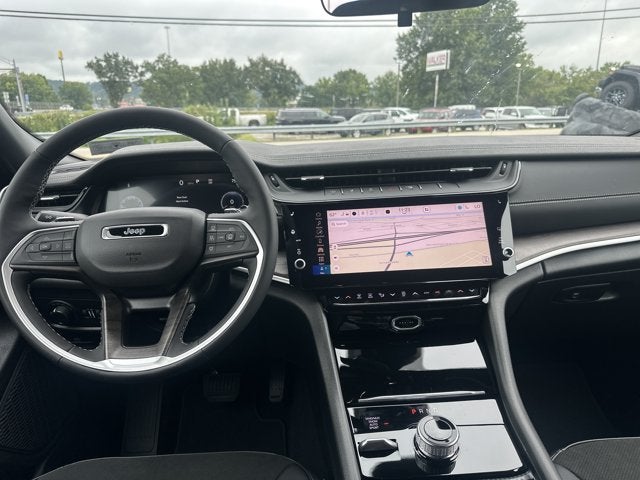 2027 Jeep Grand Cherokee Laredo Altitude