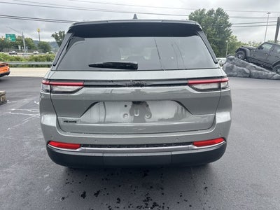 2027 Jeep Grand Cherokee Laredo Altitude