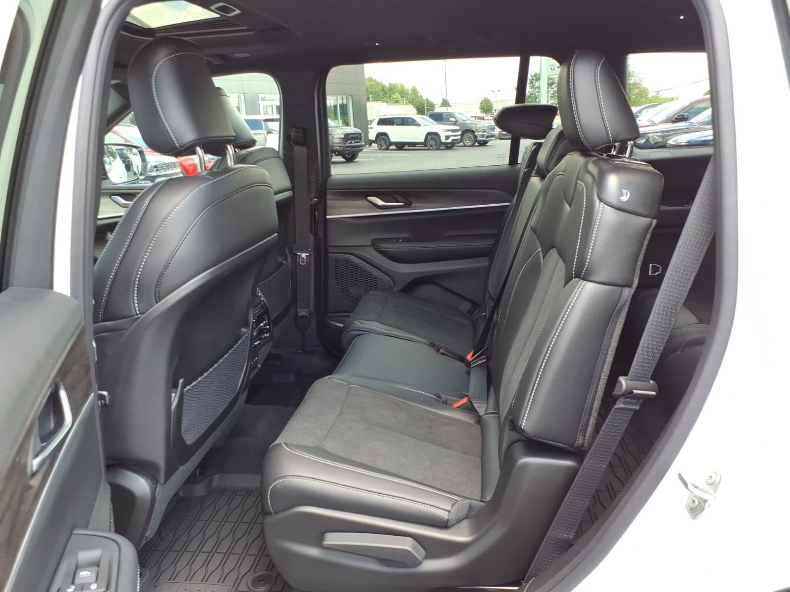 2026 Jeep Grand Cherokee L Laredo Altitude
