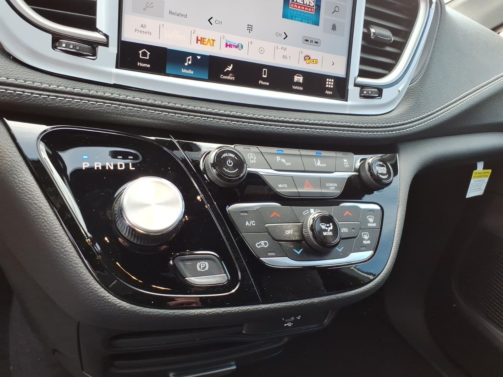 2026 Chrysler Pacifica Select