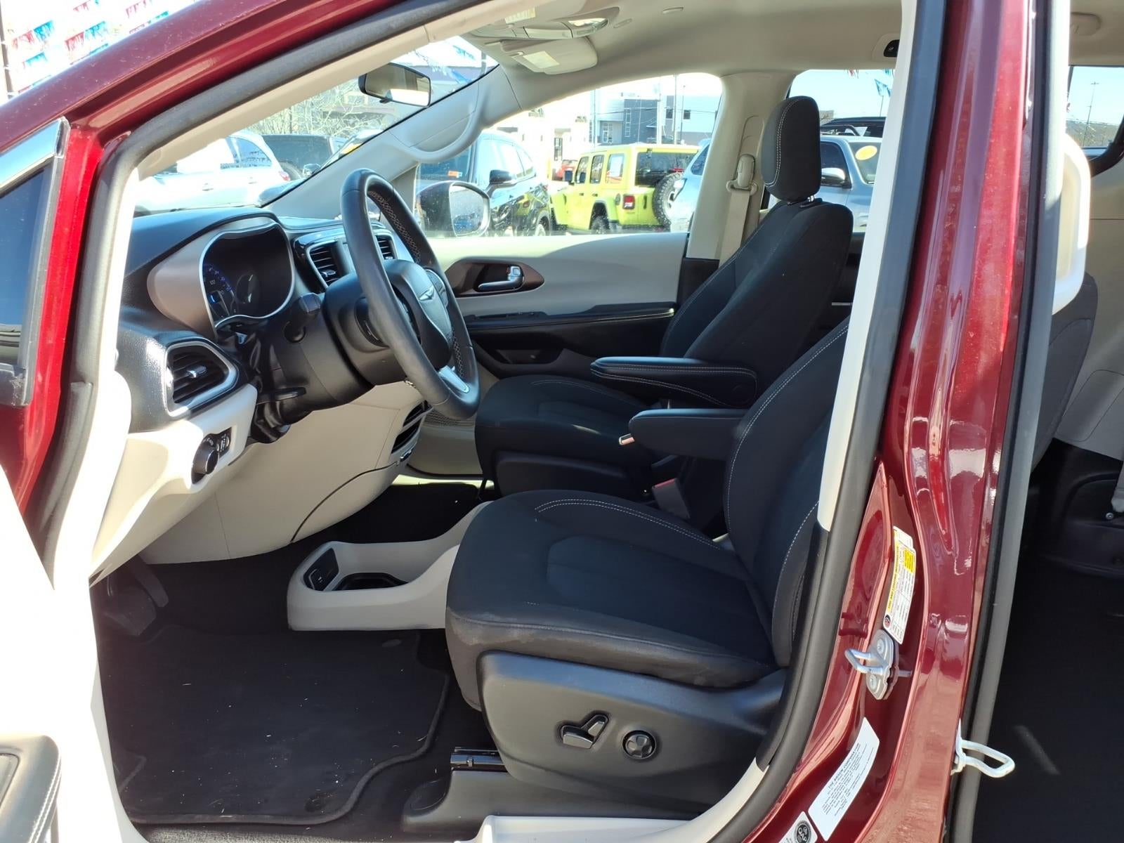 2022 Chrysler Voyager LX