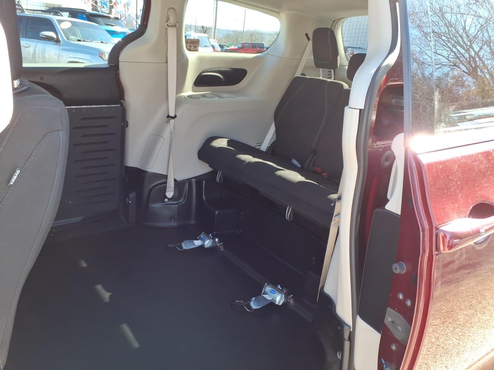 2022 Chrysler Voyager LX