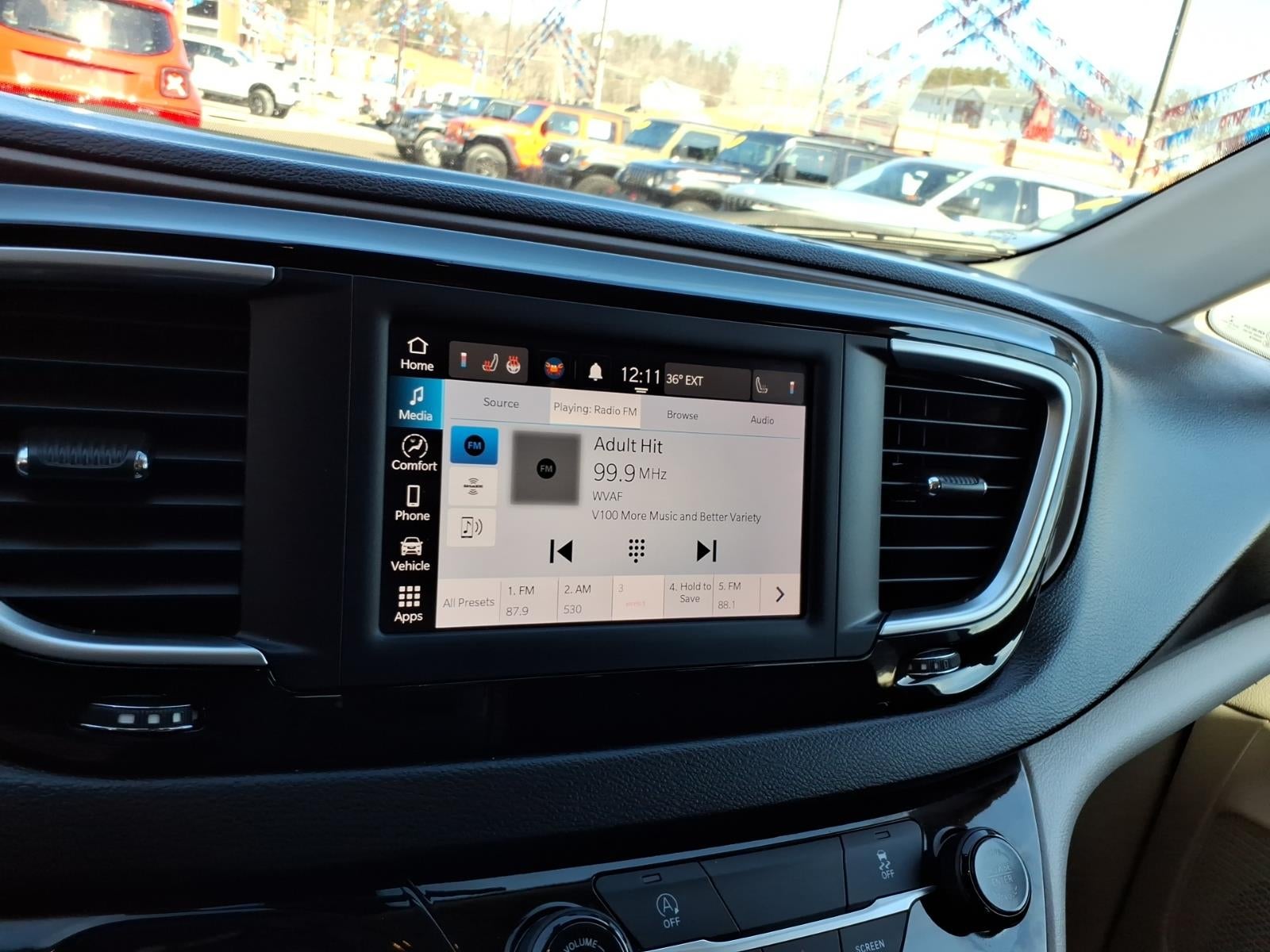 2022 Chrysler Voyager LX