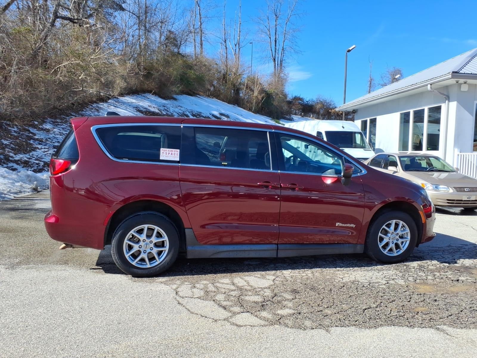 2022 Chrysler Voyager LX