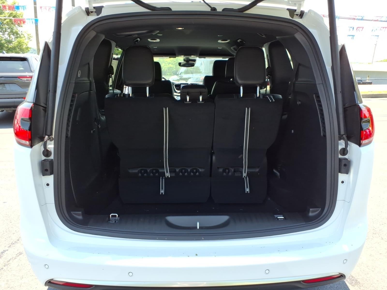 2027 Chrysler Pacifica Select