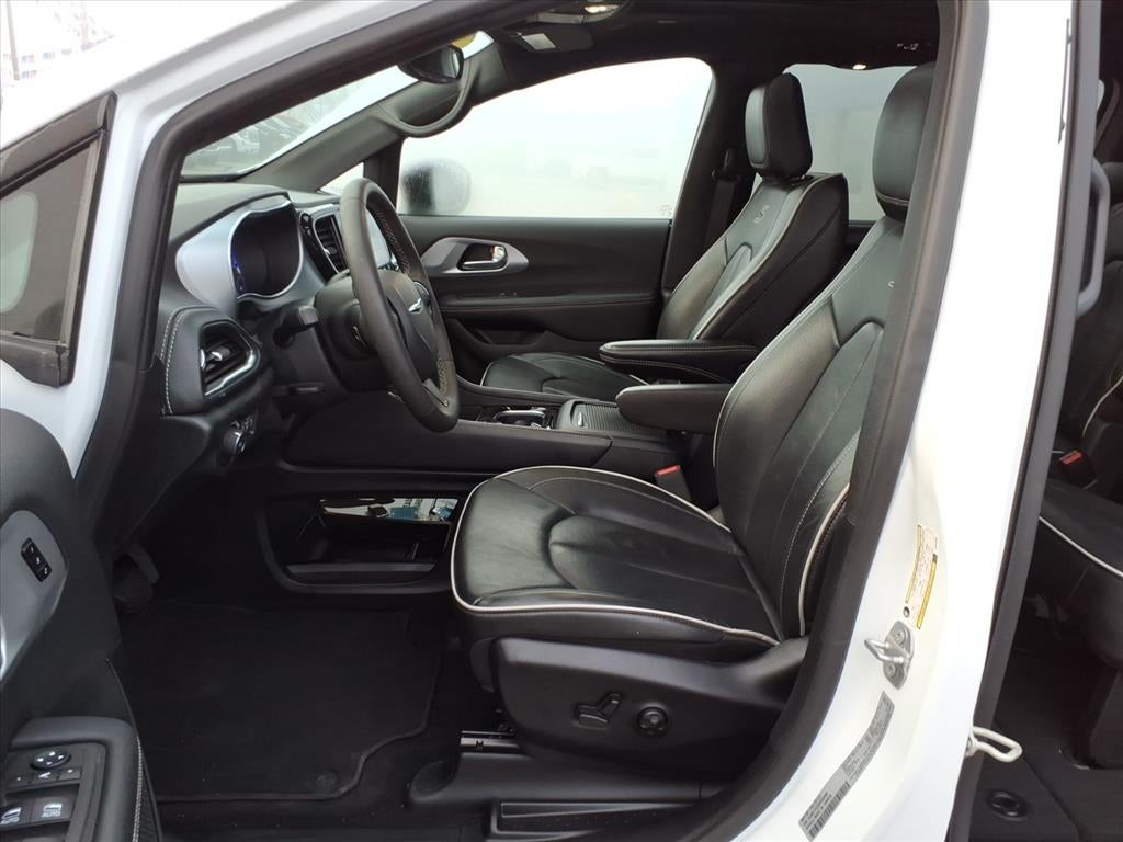 2025 Chrysler Pacifica Base