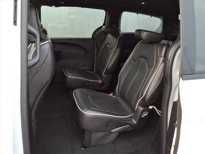 2025 Chrysler Pacifica Base