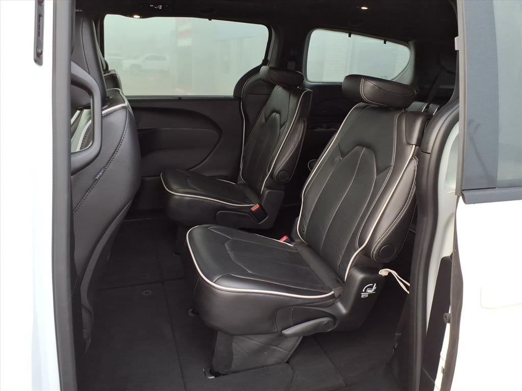 2025 Chrysler Pacifica Base