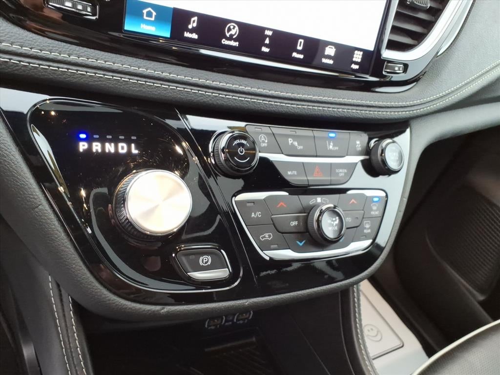 2025 Chrysler Pacifica Base