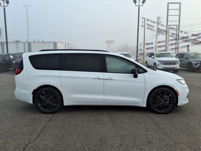 2025 Chrysler Pacifica Base