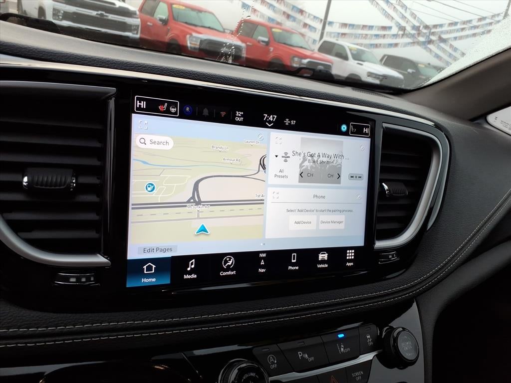 2025 Chrysler Pacifica Base