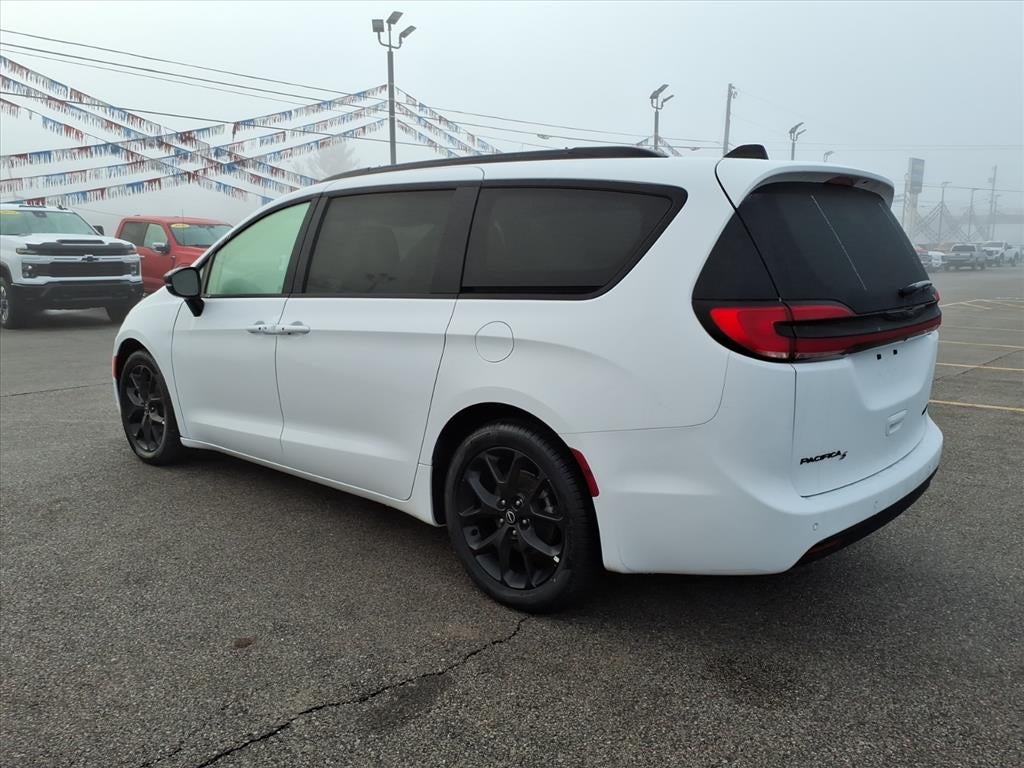 2025 Chrysler Pacifica Base