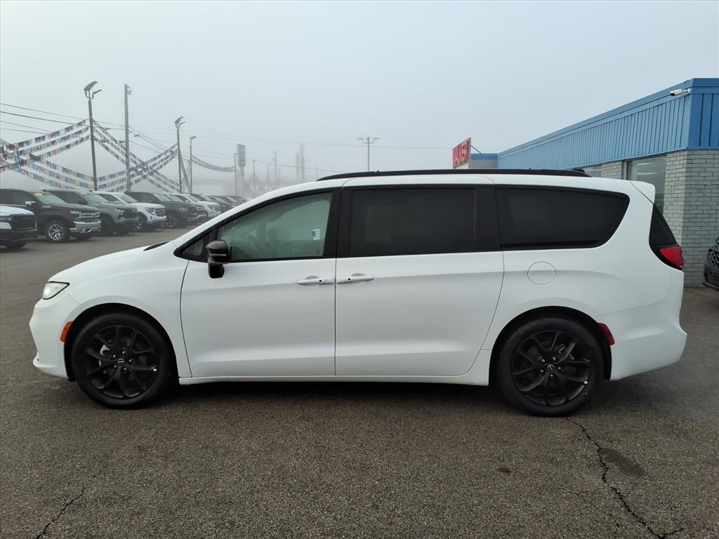 2025 Chrysler Pacifica Base