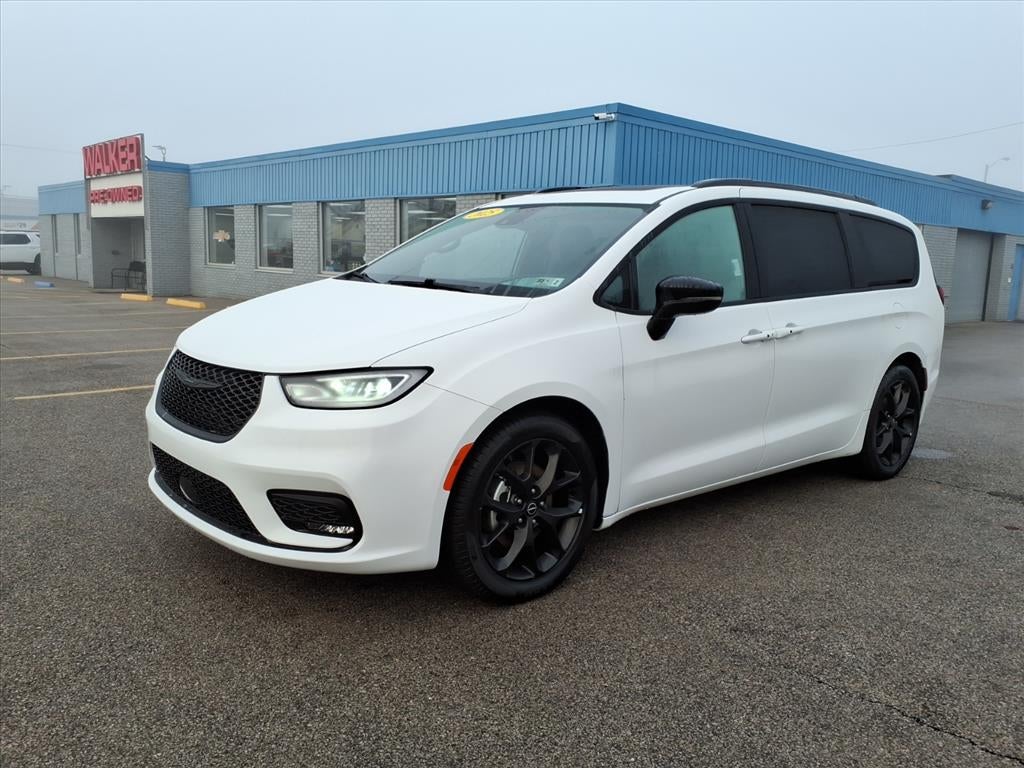 2025 Chrysler Pacifica Base