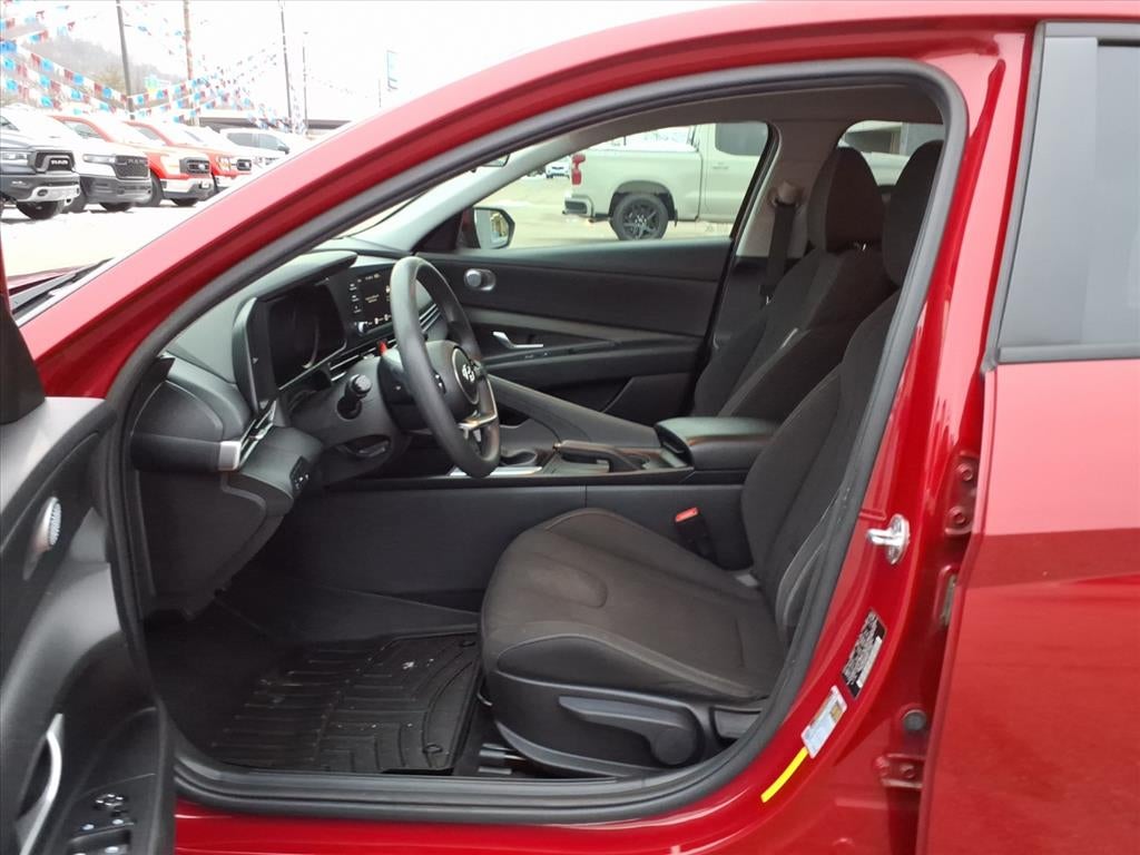 2022 Hyundai ELANTRA Base